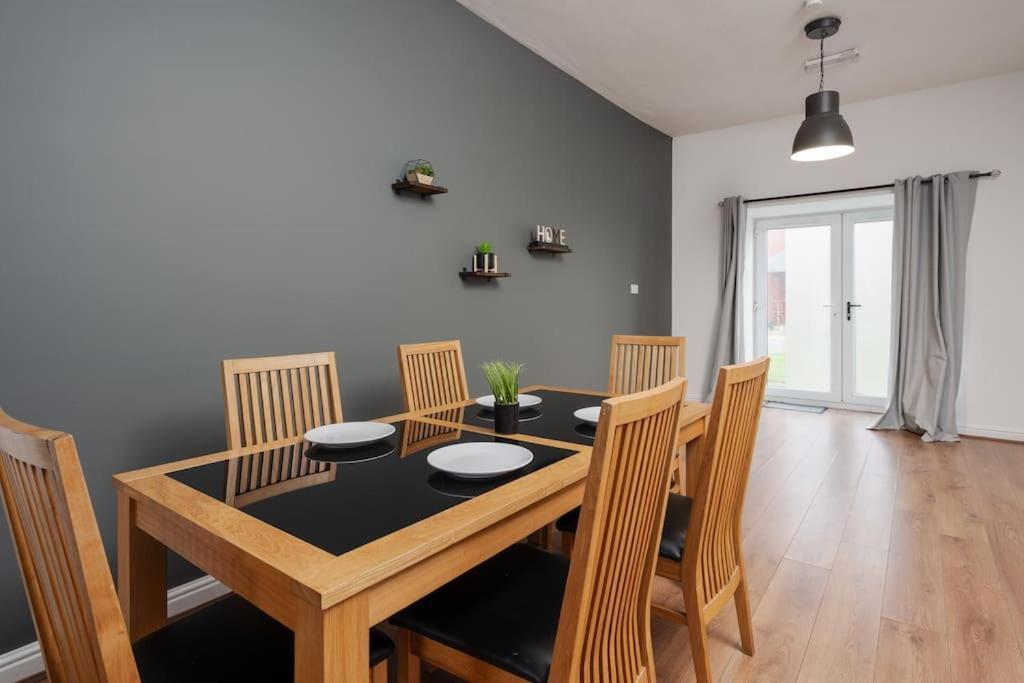 Edge With Car Park, Perfect For Contractors, Professionals, Relocators Huge Long Term Savings Apartment *