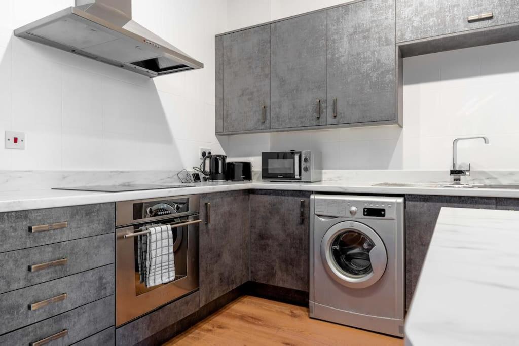 Edge With Car Park, Perfect For Contractors, Professionals, Relocators Huge Long Term Savings *