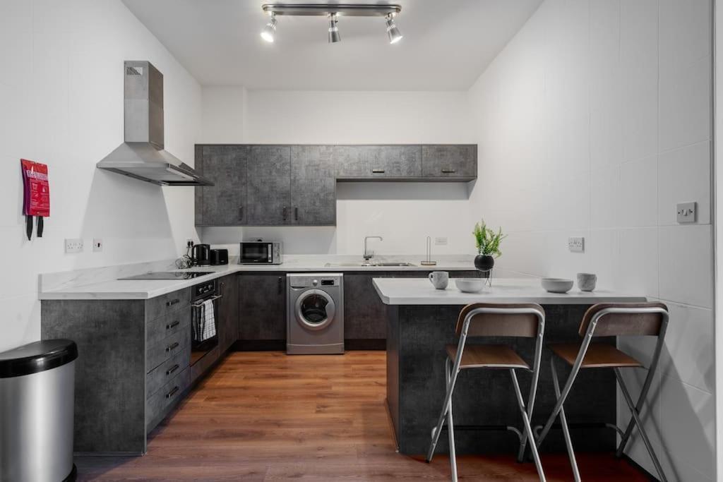 Edge With Car Park, Perfect For Contractors, Professionals, Relocators Huge Long Term Savings Apartment Liverpool